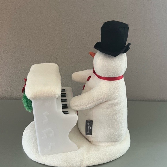 NWT! 2023 Sing-Along Showman 20th Anniversary Plush Singing Snowman - Picture 2 of 5